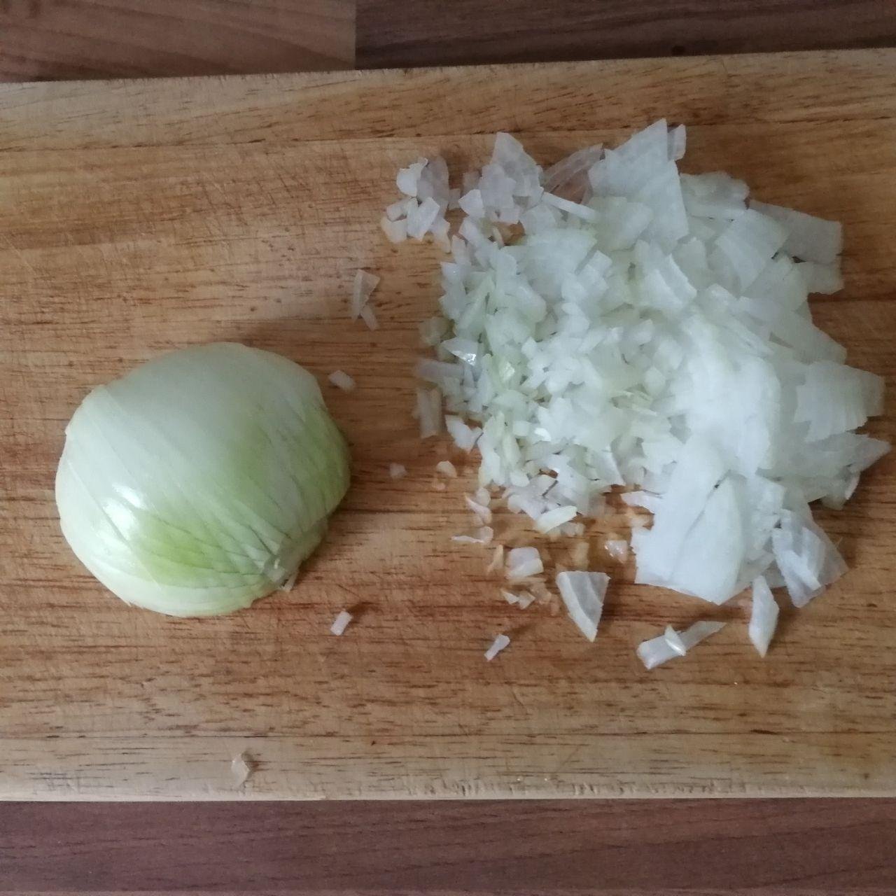 Нарезаем мелко лук