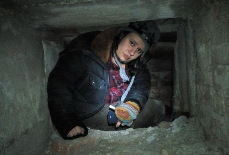 Это я семь лет назад ползу в какую-то очередную дыру, чтобы написать там код