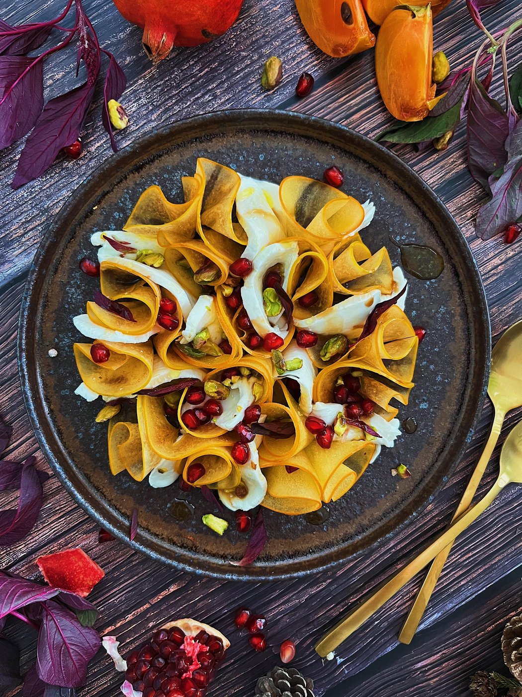 Капрезе из хурмы с фисташками