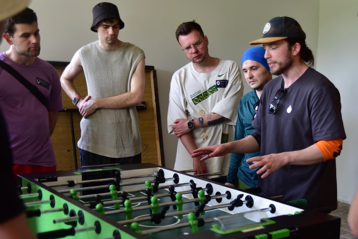 А эти ребята настолько упоролись, что притащили на Кэмп настоящий профессиональный стол для кикера, который весит килограмм 150, и даже устроили турнир