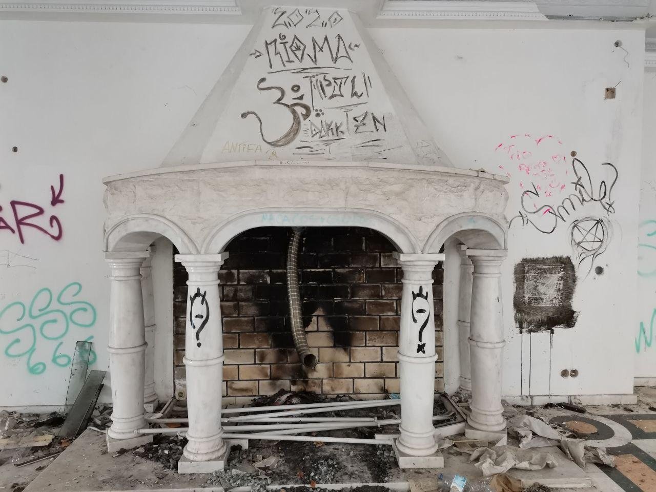 Некогерентные знаки на огромном белом камине