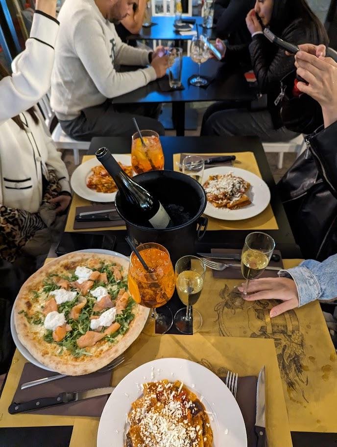 Рядом с главным собором решили гламурно поесть: 156 евро на пятерых (пять горячих, бутылка вина, два апероля и один десерт