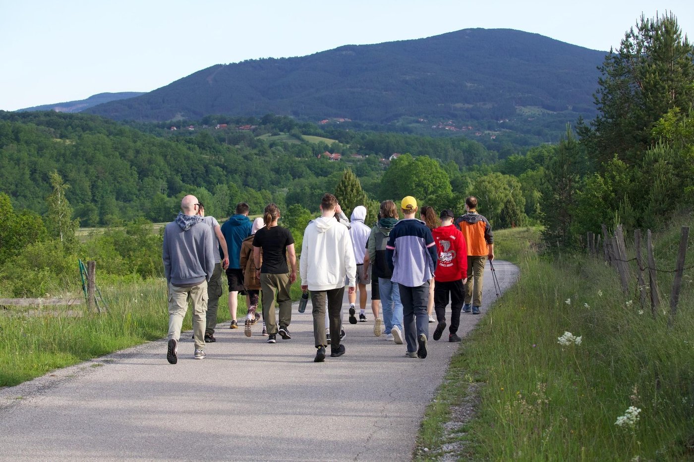 Кто ебанулся и встал на зарядку и хайк в 7 утра? Вот эти