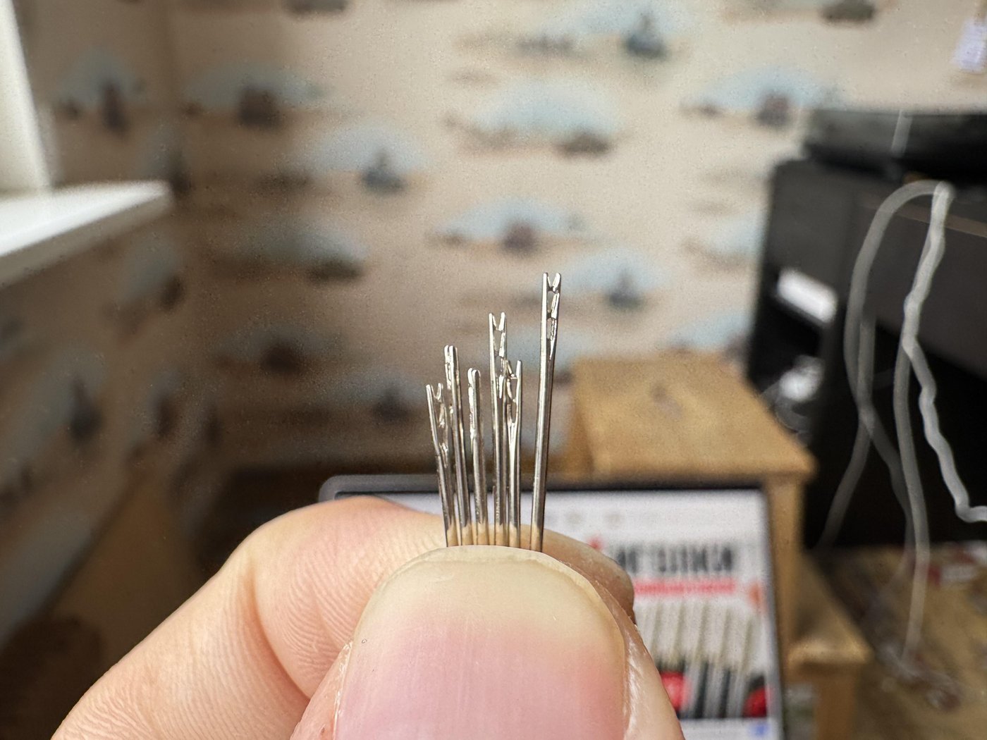 Вот то самое чудо инженерии, которое спасает нервы программистов с убитым зрением (или спасает хорошее, которые после обычных иголок станет убитым). Иголка вставляется прямо сверху, тыкать в ушко кончиком не нужно.