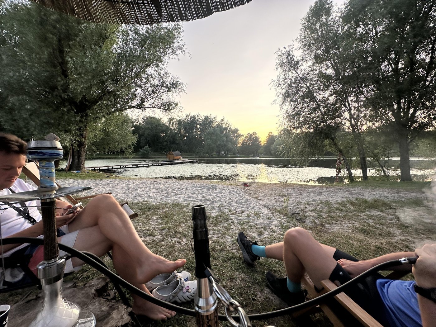 Команда кальянной станции расслабляется на закате перед итоговым вечером