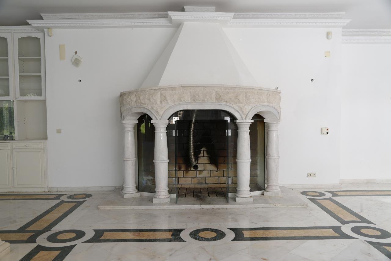 Без рисунков камин смотрелся лучше (2019 год)