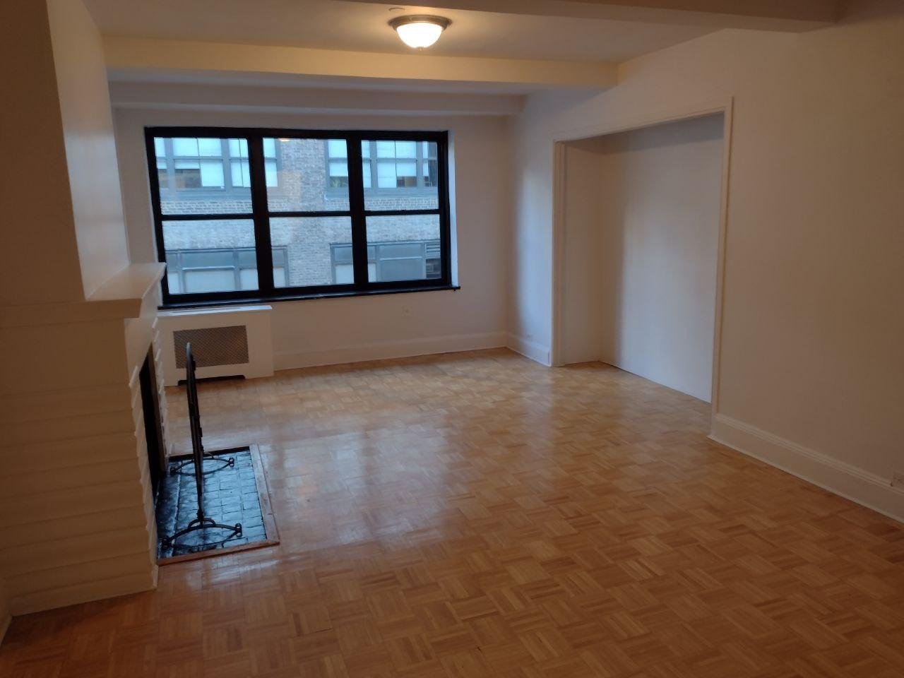 $2600, была в шорт-листе, но не получалось взять на все полтора года, ну и дороговато (зато работающий камин, лол)