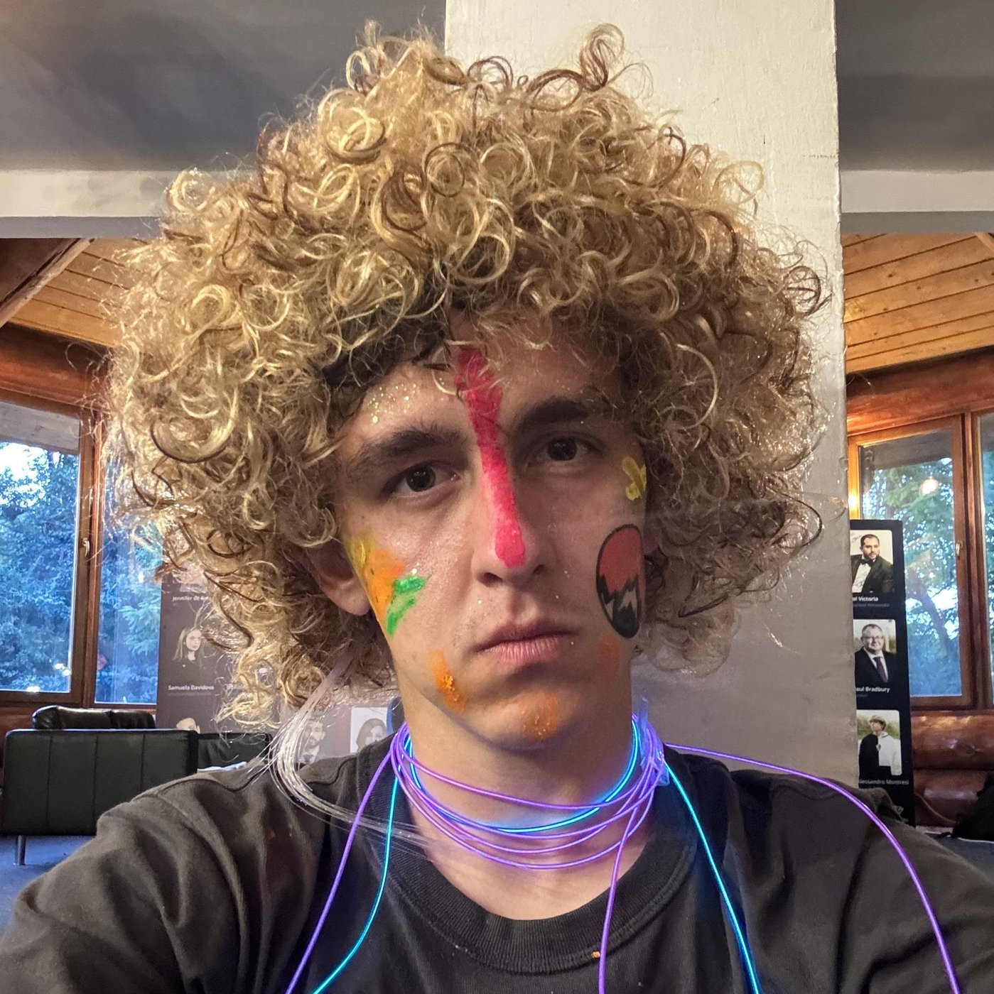 фоточка меня, который сидел последним и слушал Агату Кристи