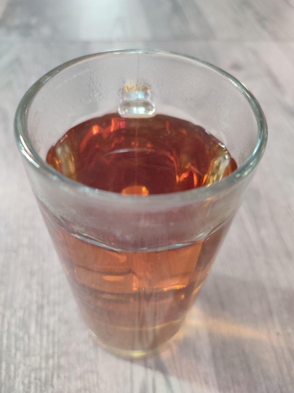 Так выглядит при заваривании. Не травяной/зелёный, ближе к черному из-за длительной ферментации целого листа.