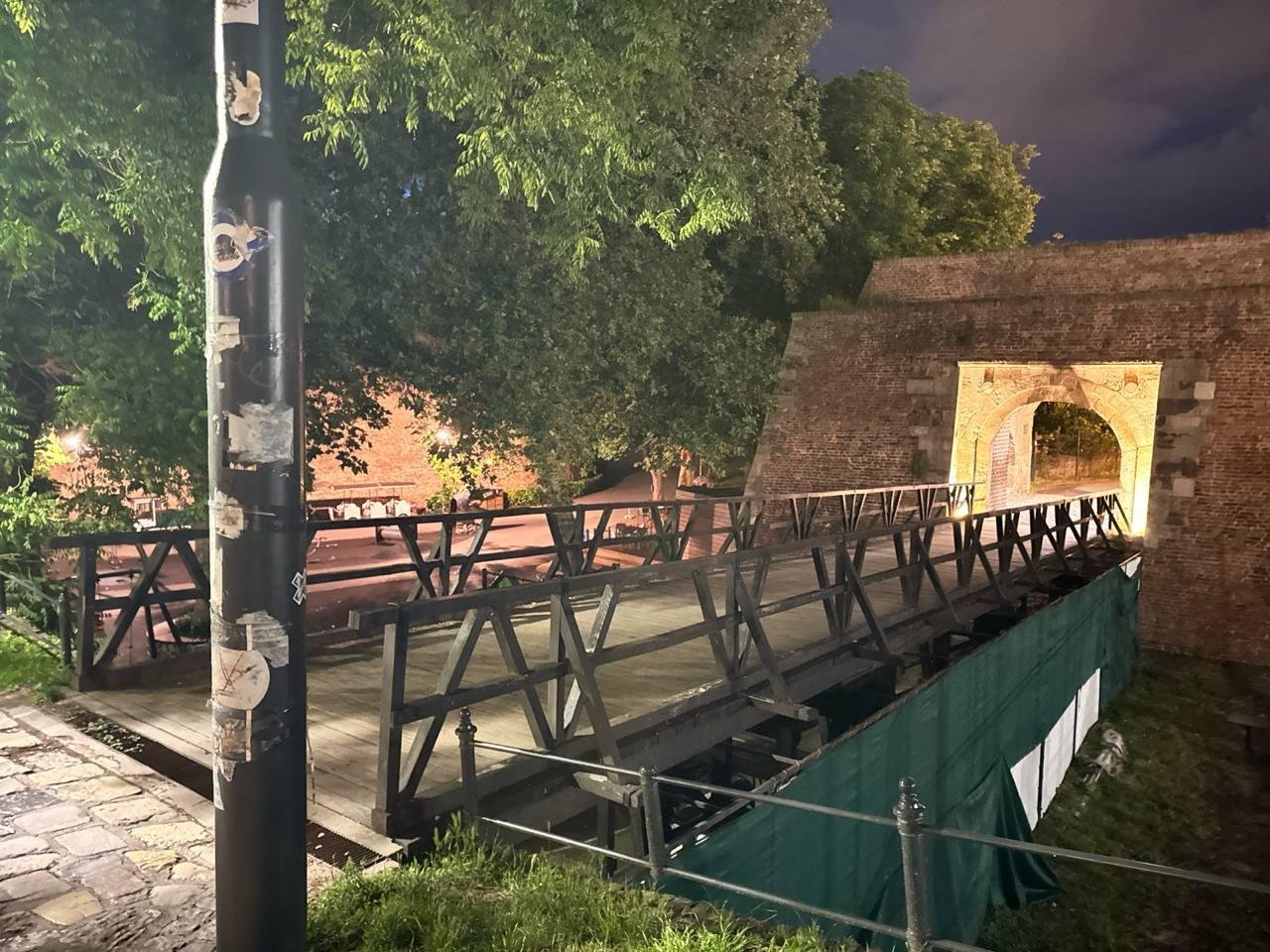 Найдите фирменный клубный крестик на столбе