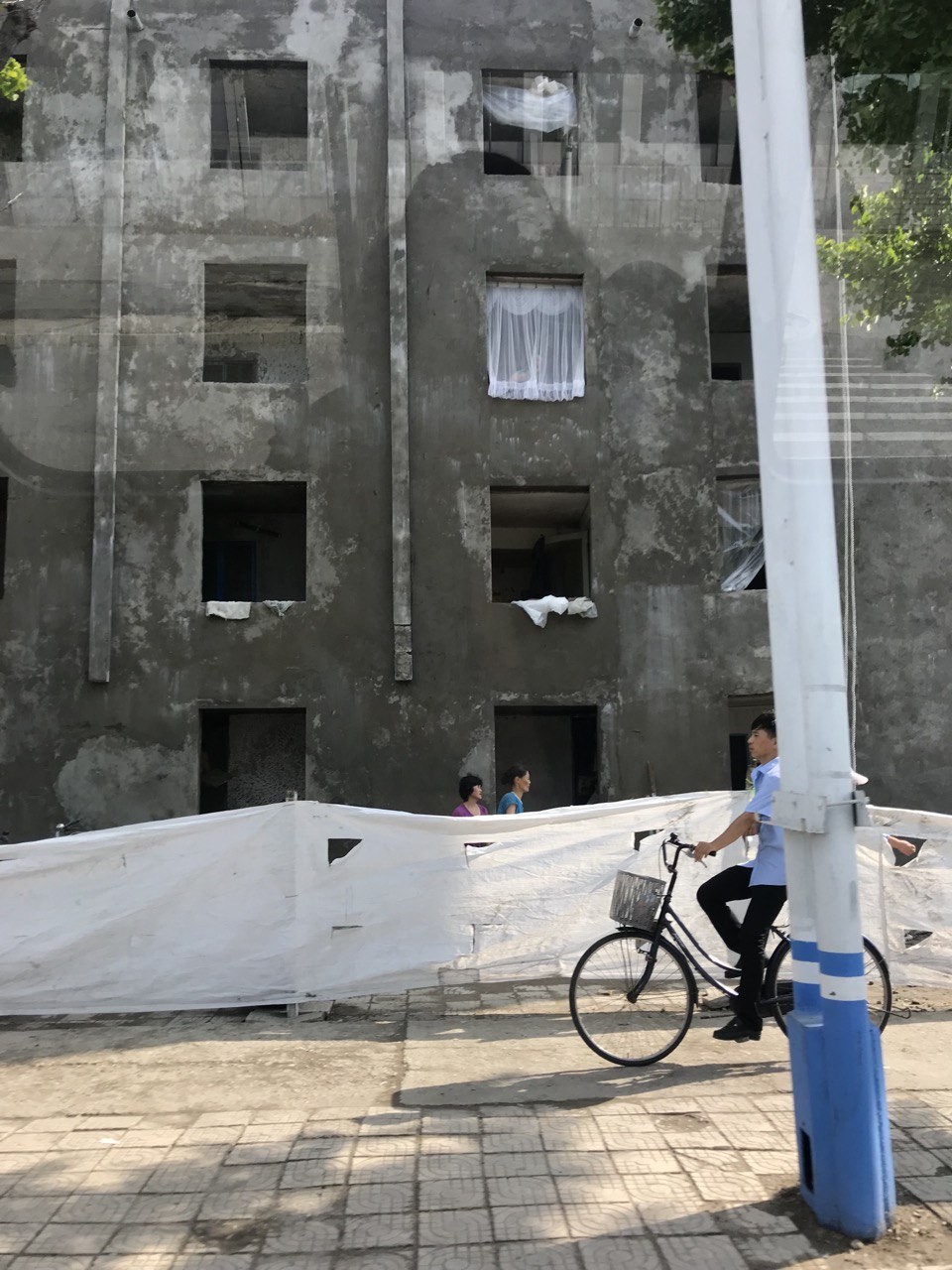 Разрушенный дом, в котором живут люди