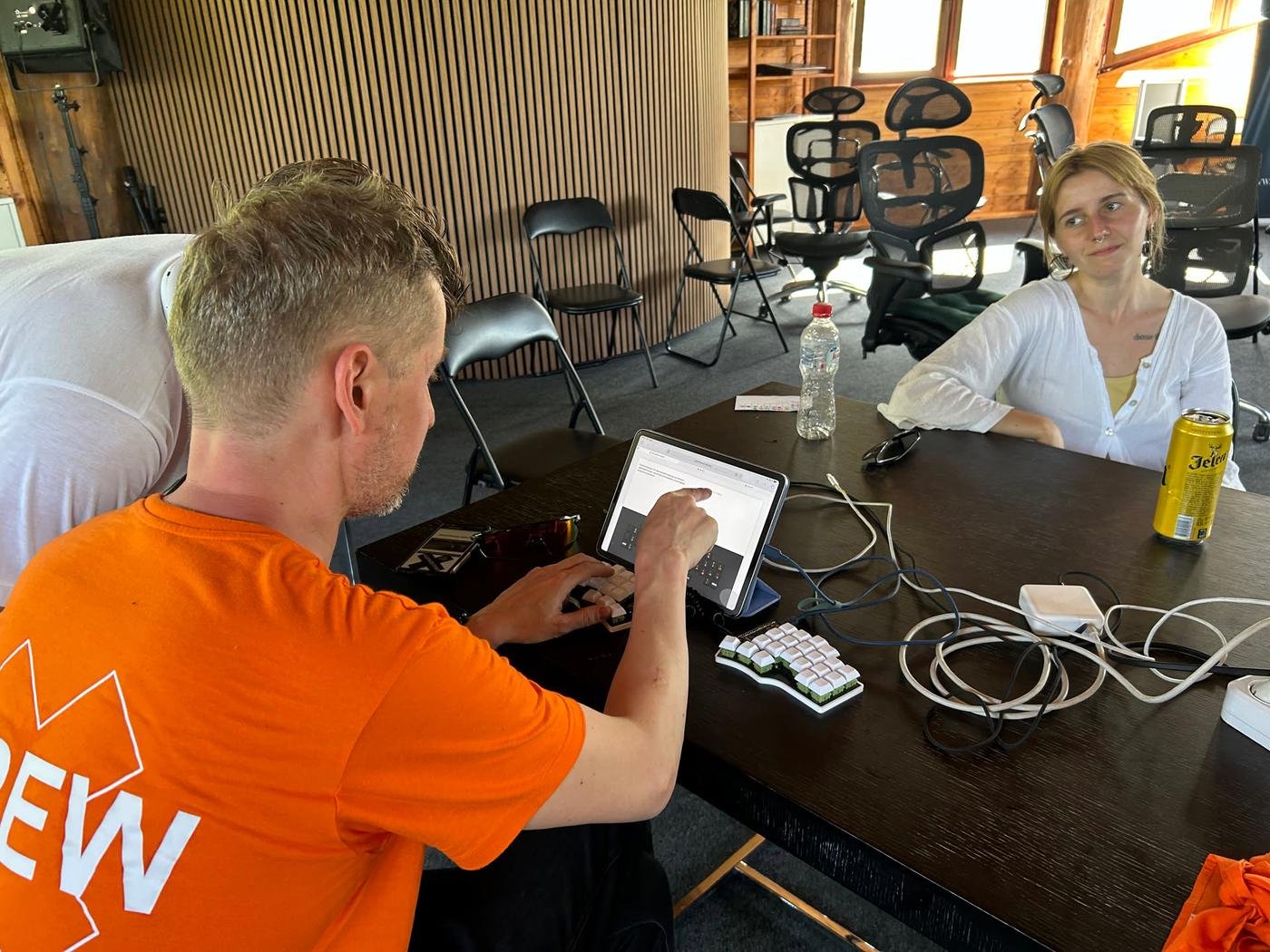 @klalofu осваивает клавиатуру под присмотром @daryasannikova