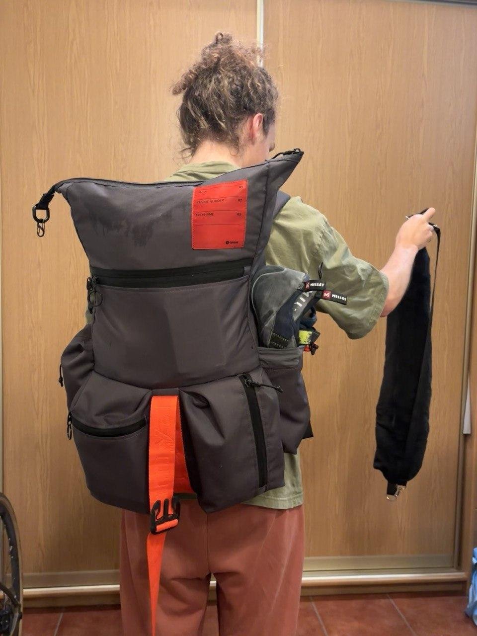 У него даже есть удобный боковой карман для скальников