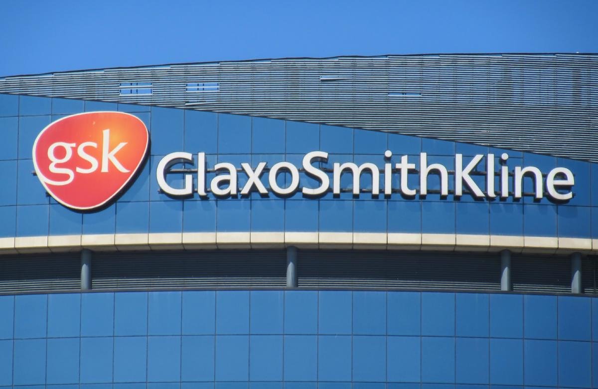 играет композиция G.S.K. вокально-инструментального ансамбля Squid