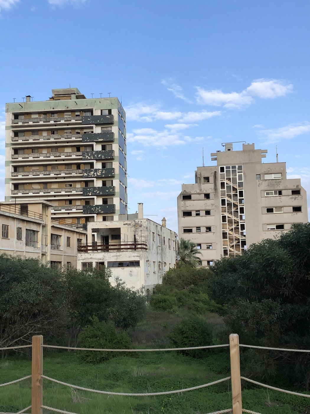 в отличие от Припяти, природа здесь еще не смогла победить бездушные панельки и выглядит скорее изюминкой, добавляющей местности колорита