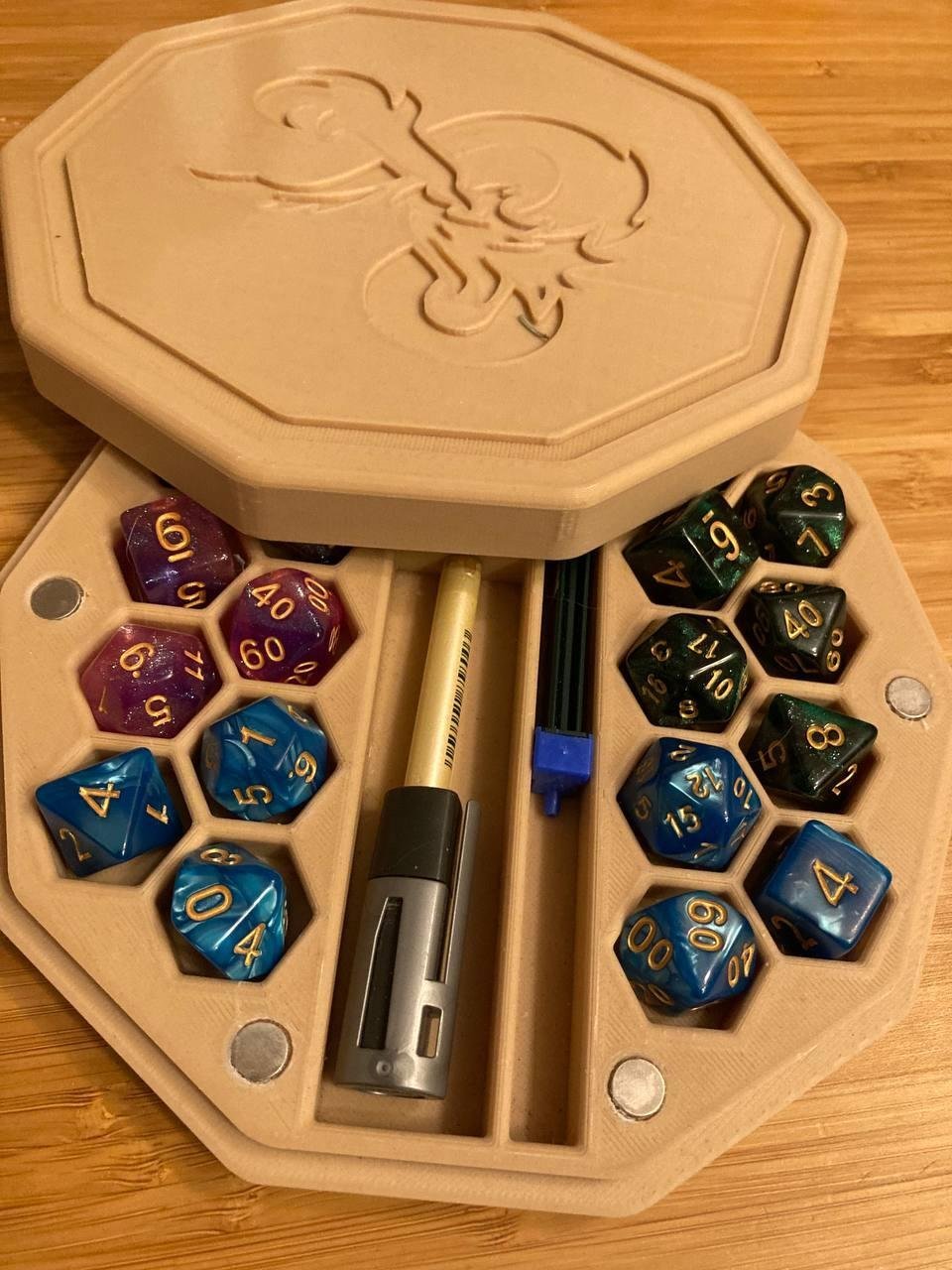 коробка для дайсов: около 3 дней, 200гр (около 5€)