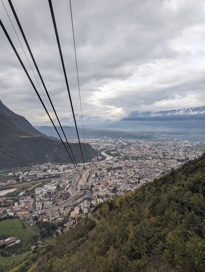 Виднеется город Больцано