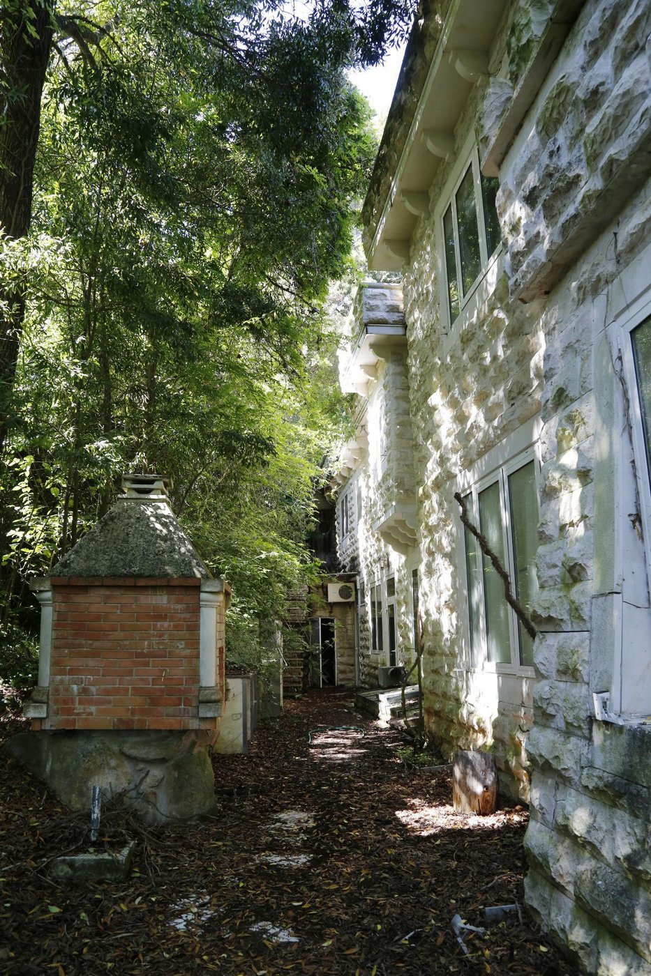 Вид на зону барбекю из другого времени и пространства (2019 год)