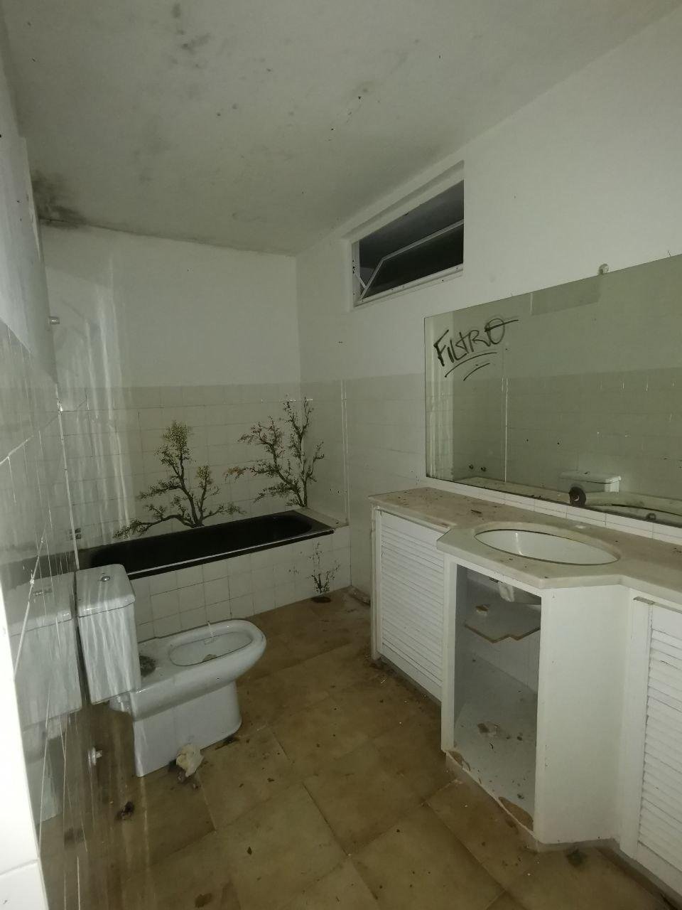 И белая ванная комната с чёрной ванной