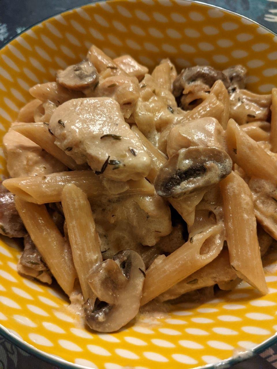 Паста с курицей и шампиньонами в сливочном соусе