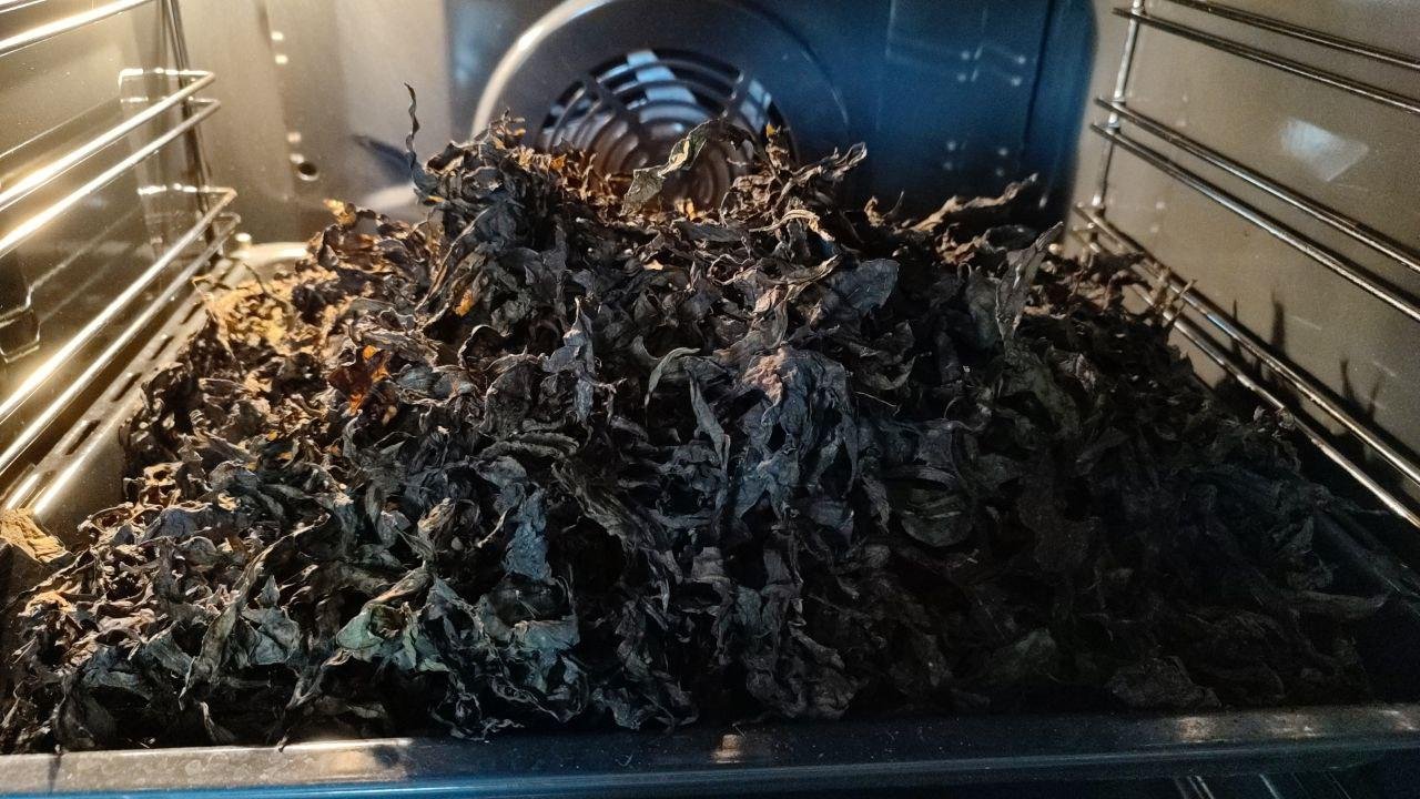 Выставляем духовку на 100 градусов и жарим чай еще минут 15. Мне в этот раз хватило шести минут на 140, мы же тут экспериментируем ☺