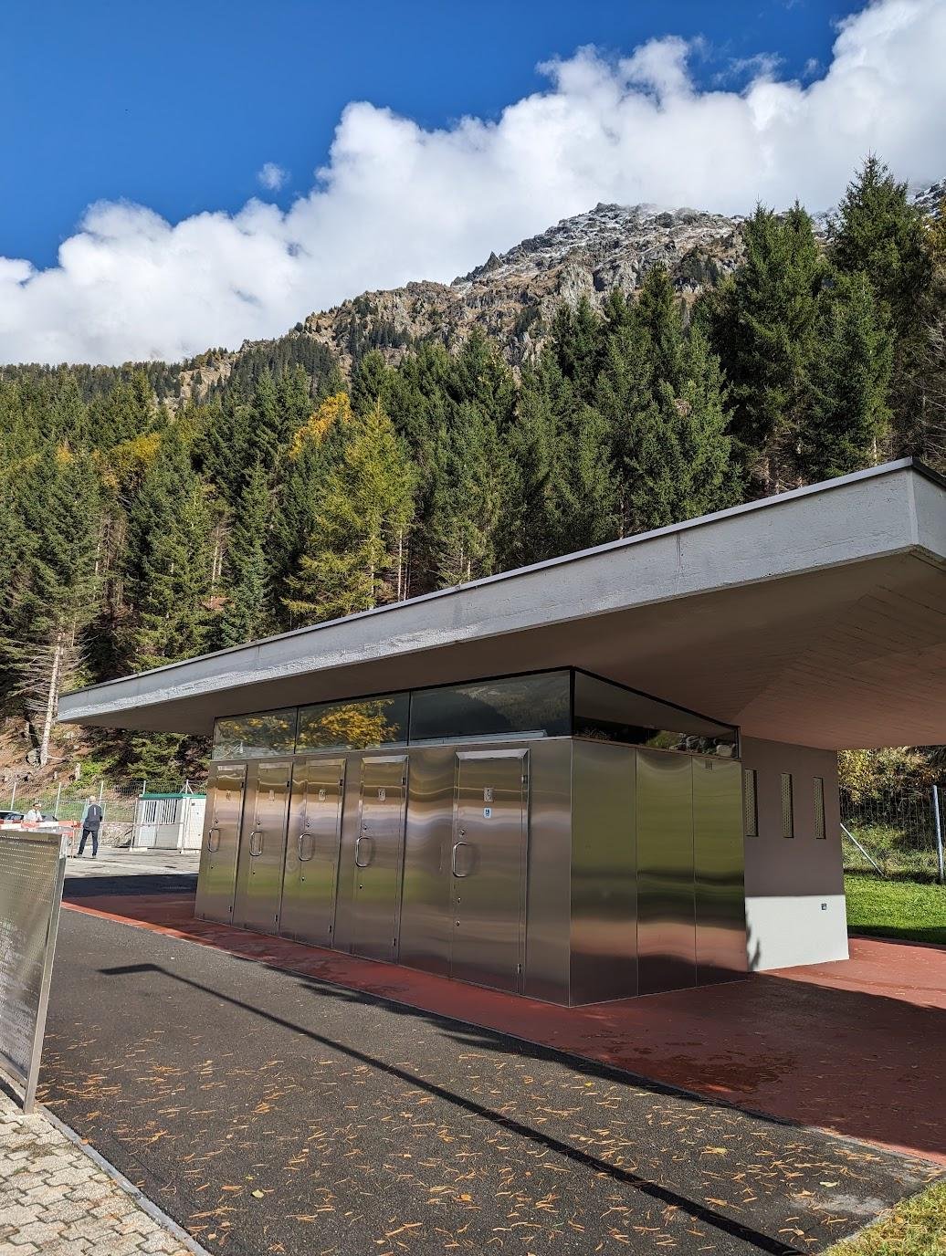 Антивандальный, футуристический туалет, жаль не сфоткал внутри. Там было очень необычно, загуглите швейцарские туалеты в тиктоке