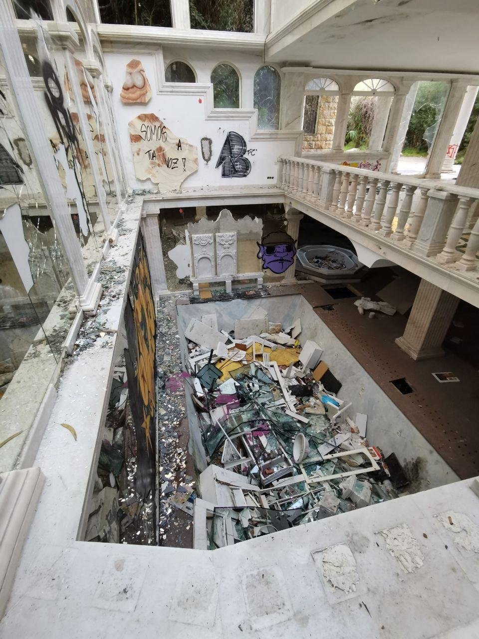 Вид на бассейн сверху