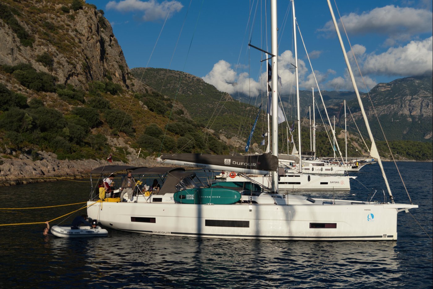 Как-то так. С одной стороны якорь, с другой — веревки