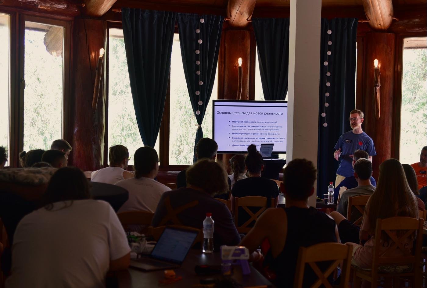 Паша Комаровский продолжает учить всех не обосраться с деньгами