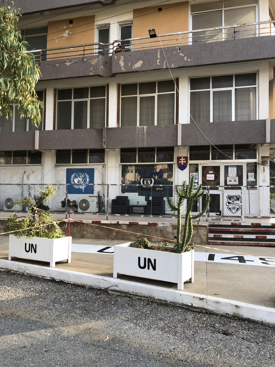 здание ООН выглядит в этой атмосфере той еще пост-иронией, однако ... что здесь делает герб Словакии?