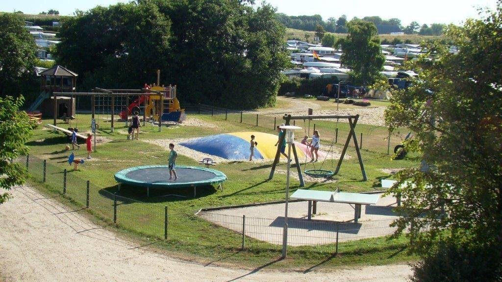 Только посмотрите, какая тут площадка! Гигантский батут посередине — и дети прыгают весь день.