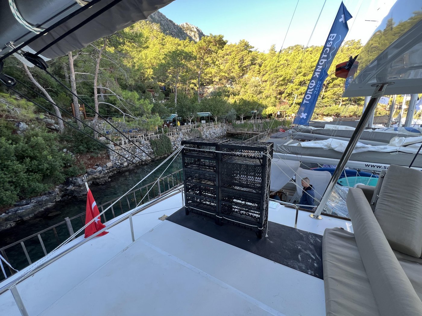 Вот так выглядит DJ-стойка из мусора и пенки для йоги. Оцените качество закрепления её на палубе на случай внезапного ветра или качки :)