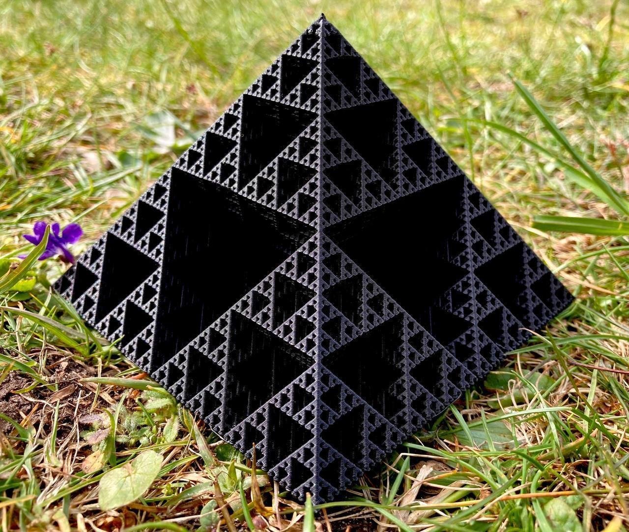 красивая пирамидка: заняло около суток и потратил около 100грамм (т.е. себистоимость 1.8€)