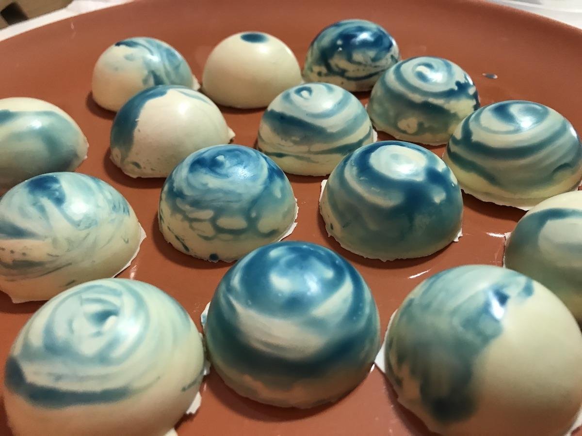 пример проблем силиконовой формы – края острые, еле как обломать удалось