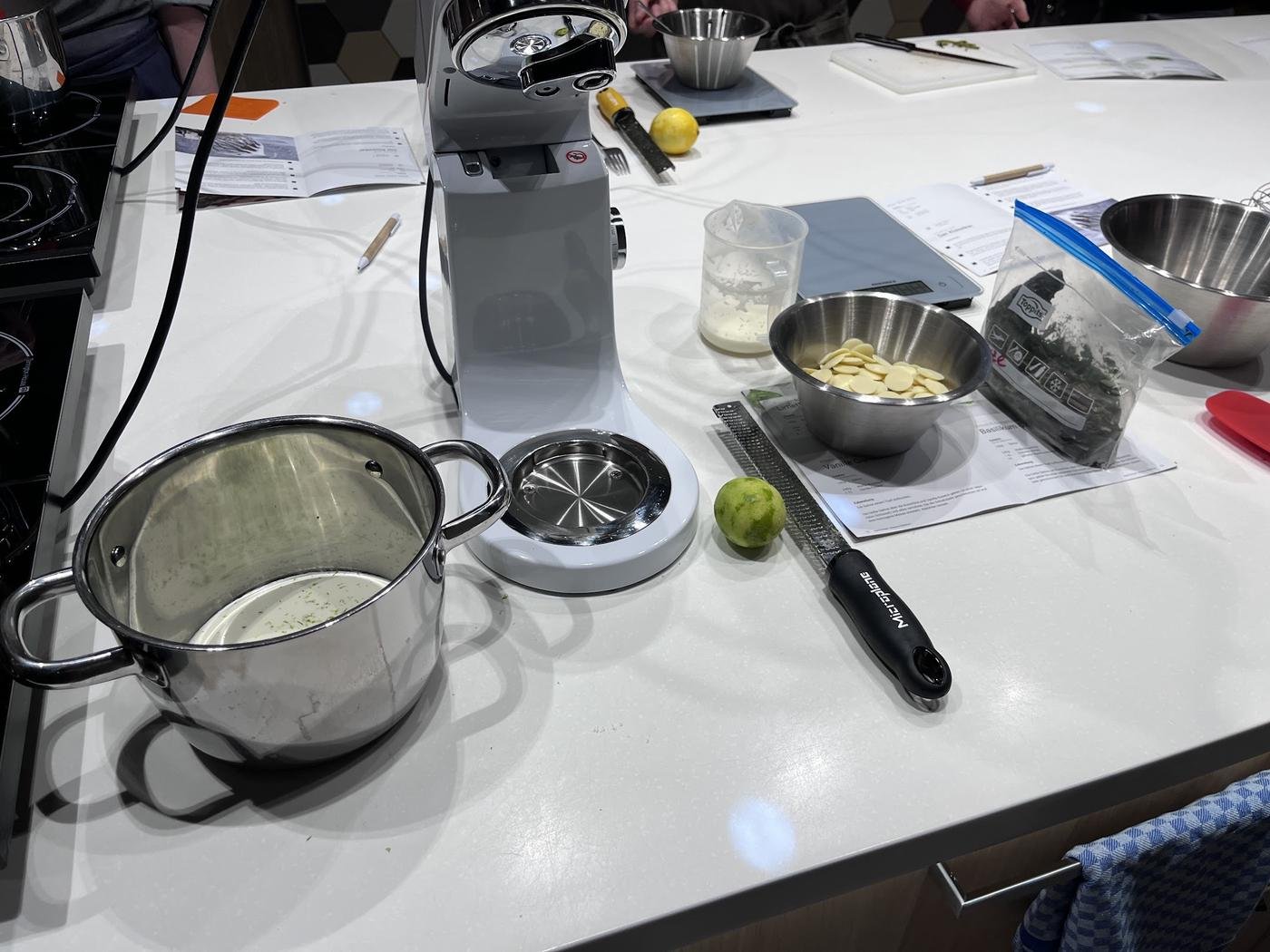 сливки, кувертюр, лайм и мята