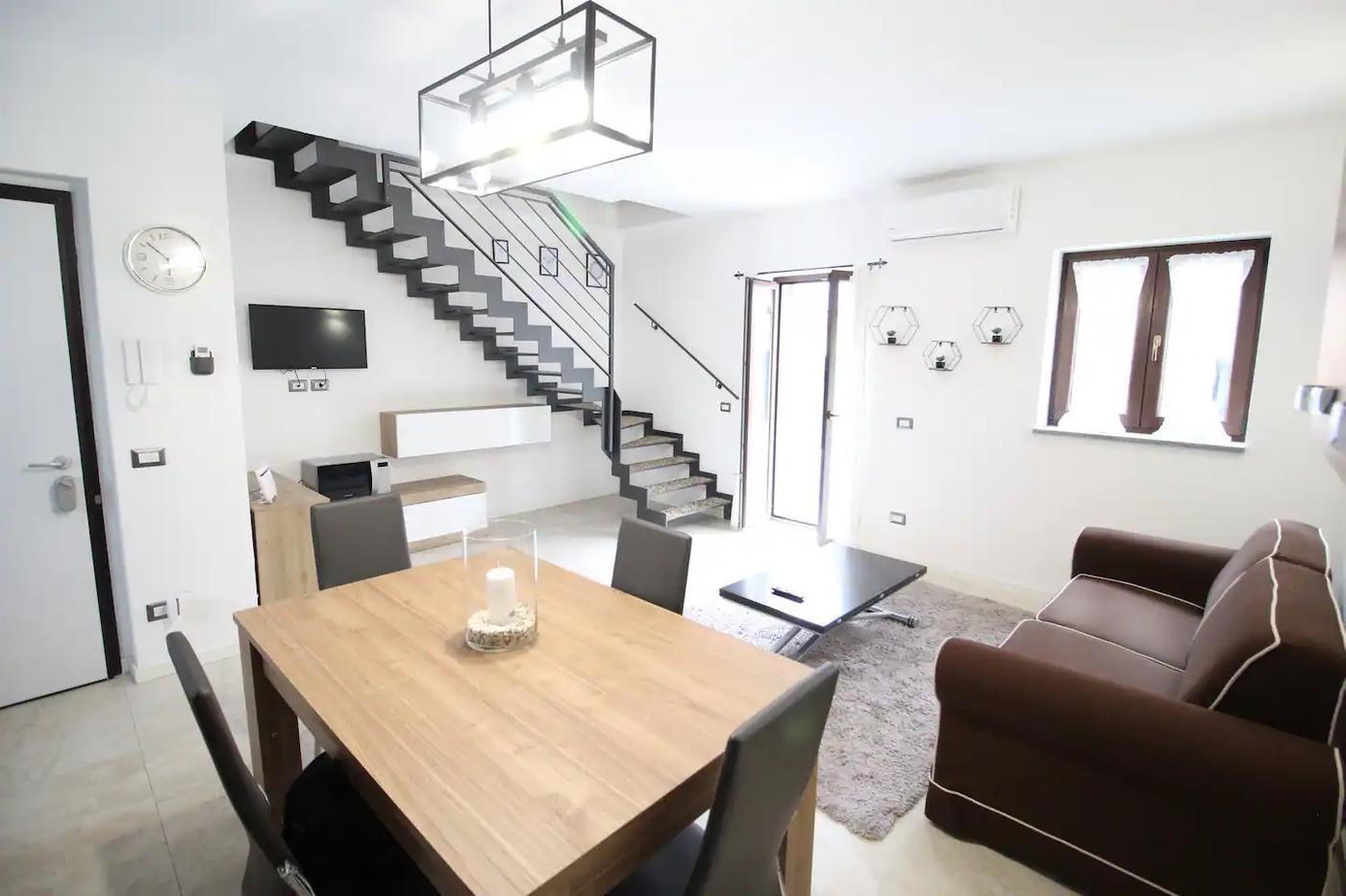 Единственной проблемой квартиры был как будто бы собачьи запах в районе дивана