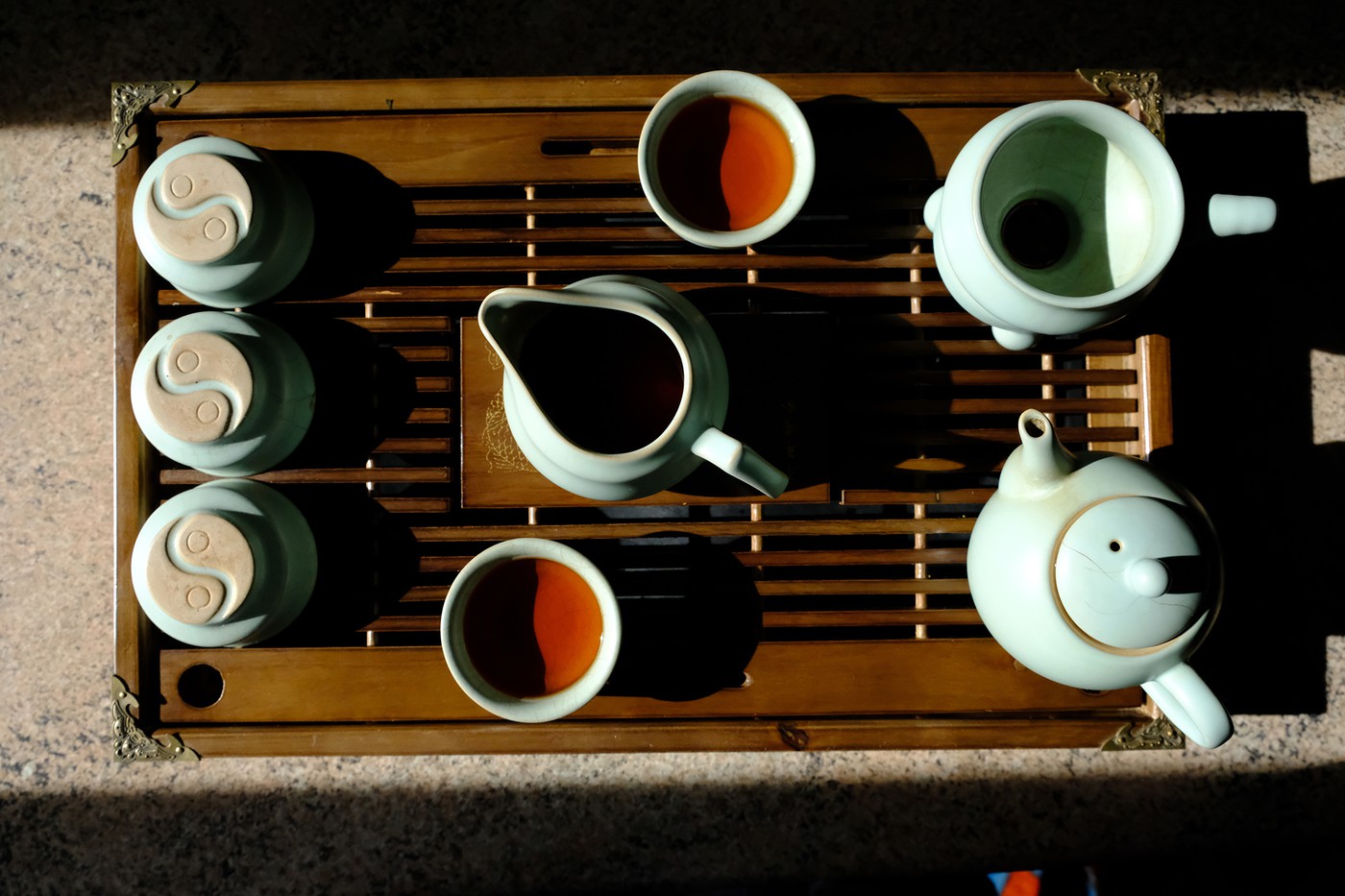 Срава в углу — ситечко, в середине — чахай (чаша справедливости)