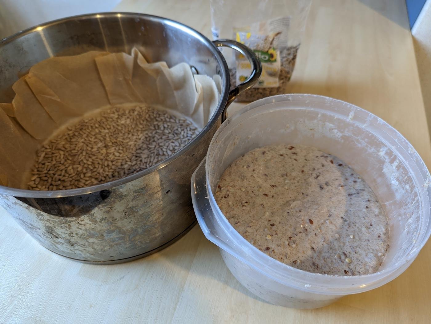 Бумагу можно равномерно засыпать подсолнечными семечками в один слой.