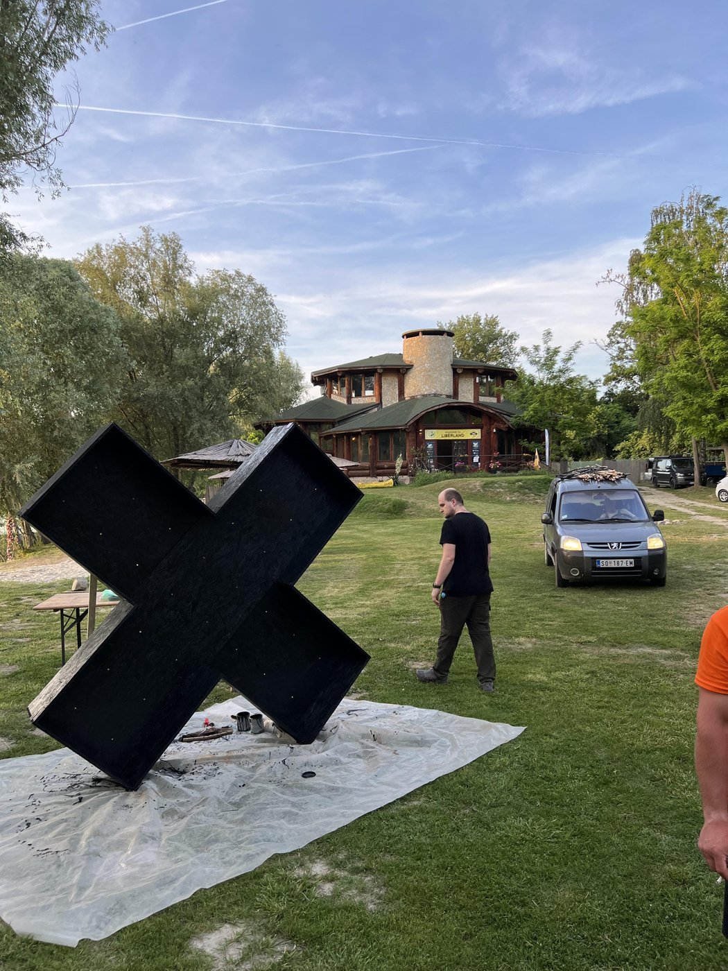 Миша Коробко оценивает степерь прокраса