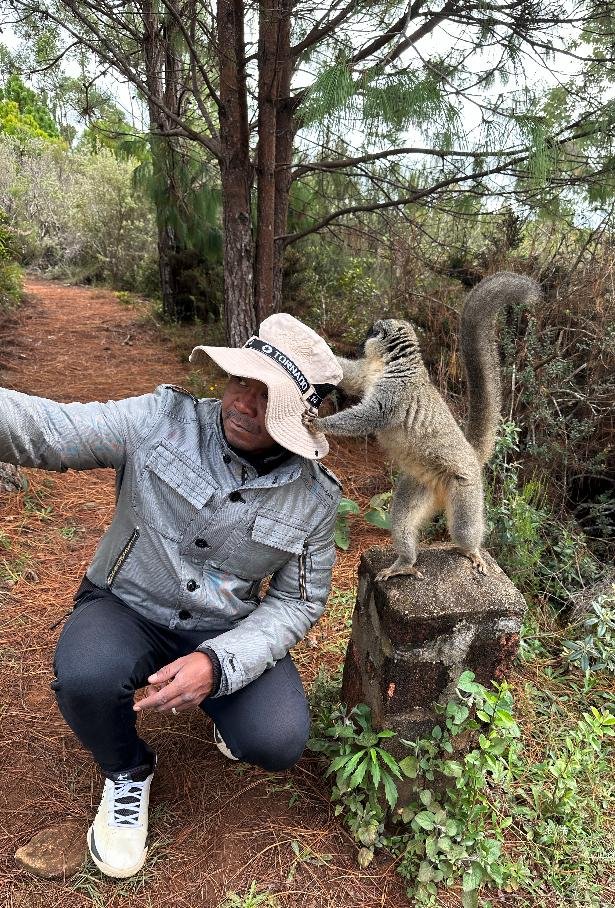 Наш новый друг фотографируется с гидом