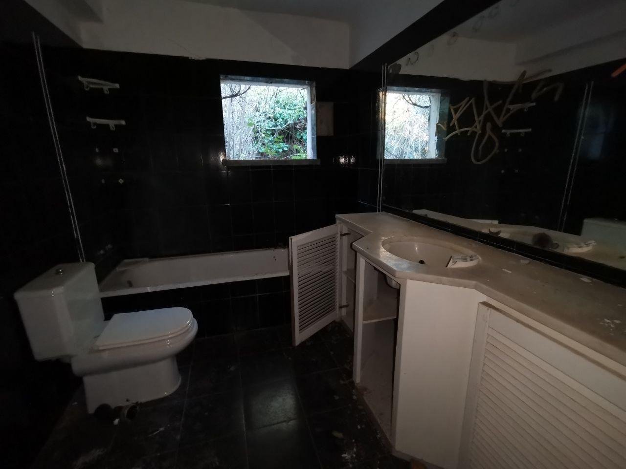 Ещё в этом здании была чёрная ванная комната с белой ванной