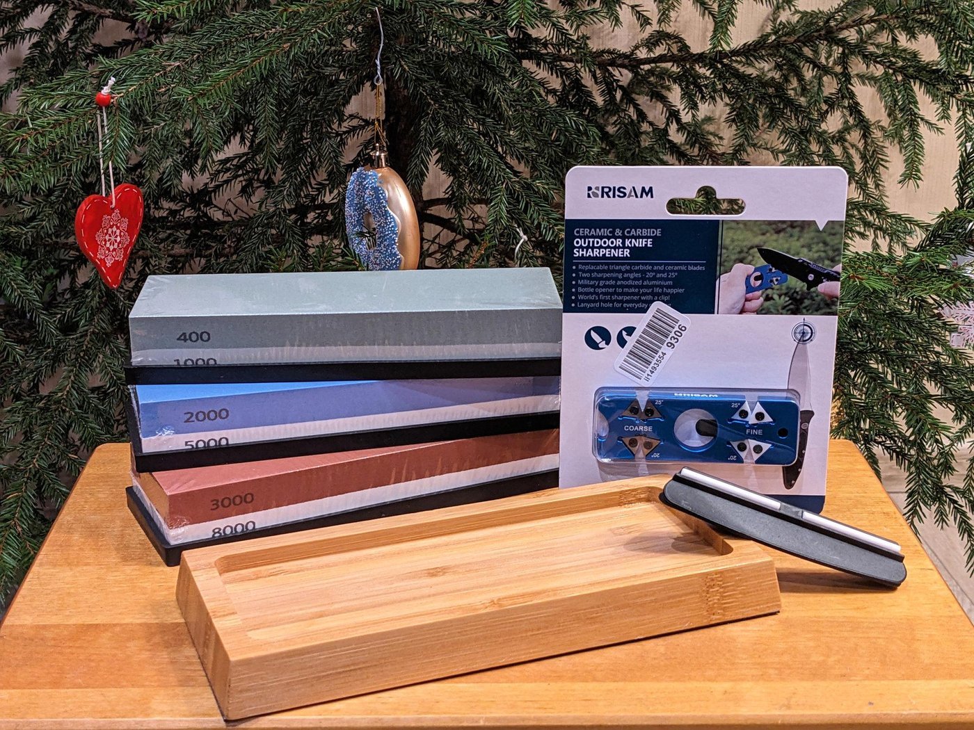 слева камни, справа точилки :-)