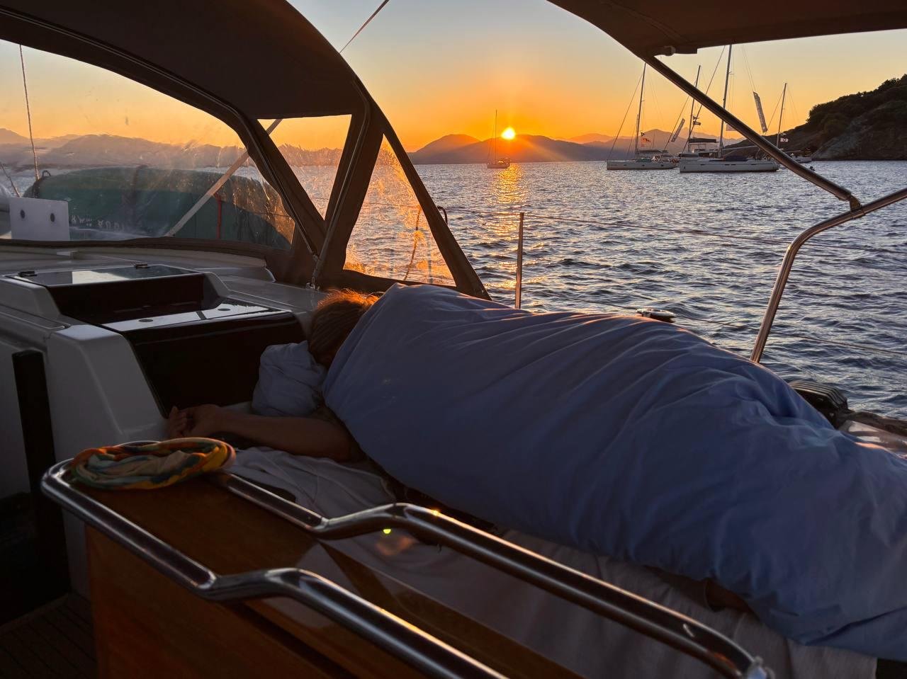 а он спит и не знает