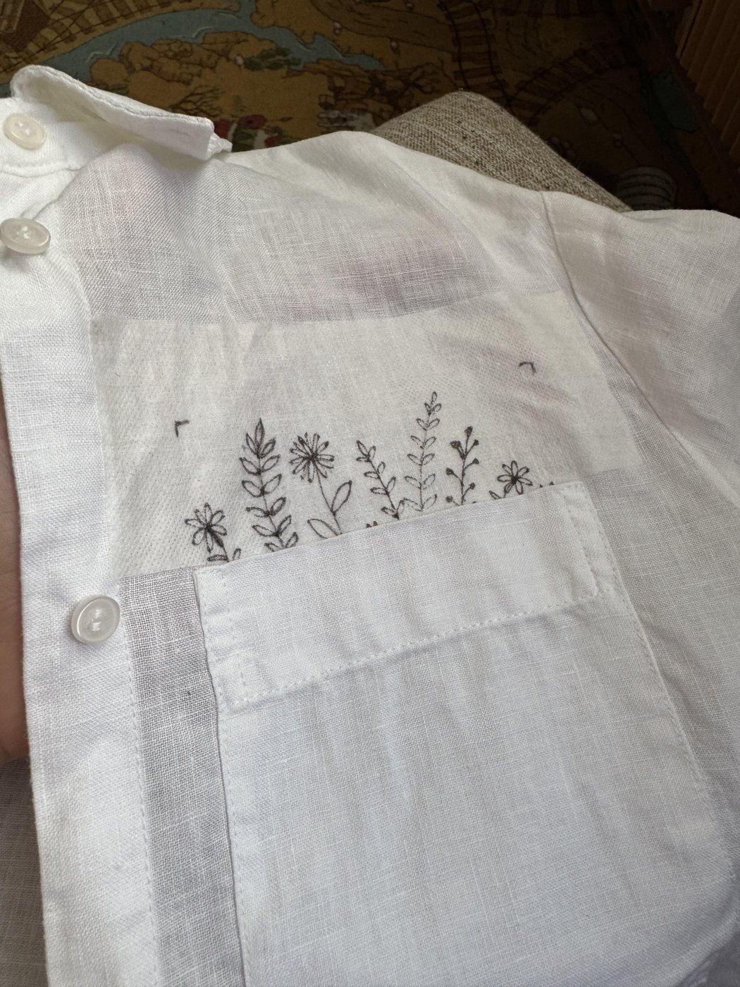 Клеть надо вот прям так поверх рубашки. Потом эта подкладка полностью растворится, зафиксировав нити своими целлюлозными волокнами (так мне сказал ChatGPT)