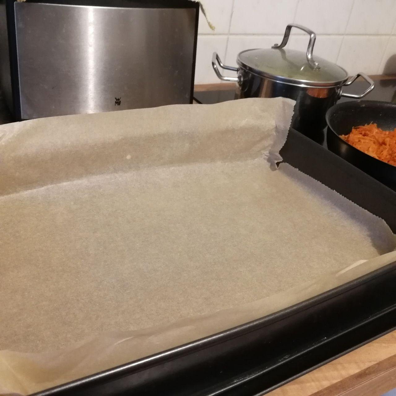 Форму выстилаем пекарской бумагой, ничем не смазываем