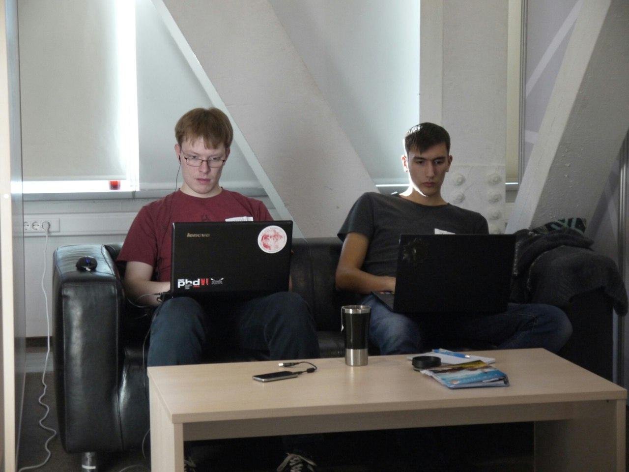 Так выглядят весёлые программисты, да! Нам весело!