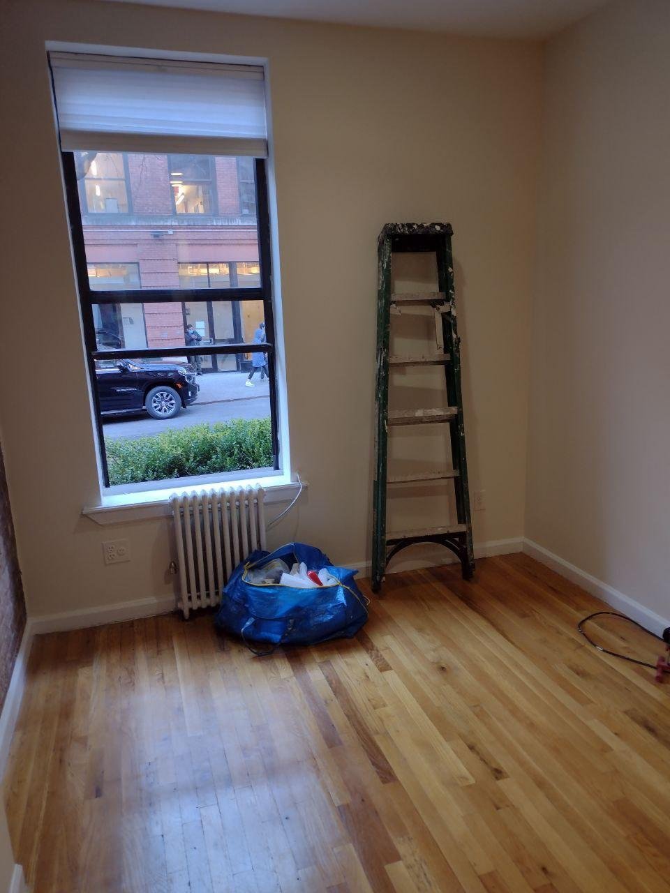 $2000, номер два в шорт-листе, нужен гарантор