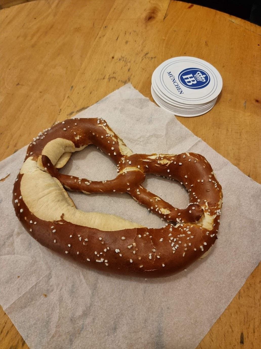 Тётка в национальном платье (Dirndl) продала нам бублик (Bretzel)