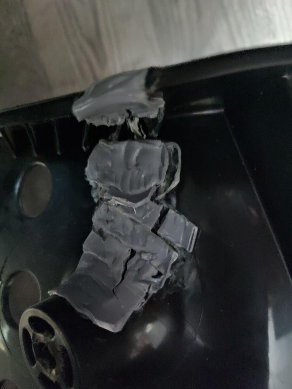 Нижние планки тоже развалило напополам или оторвало из-за плохого приклеивания