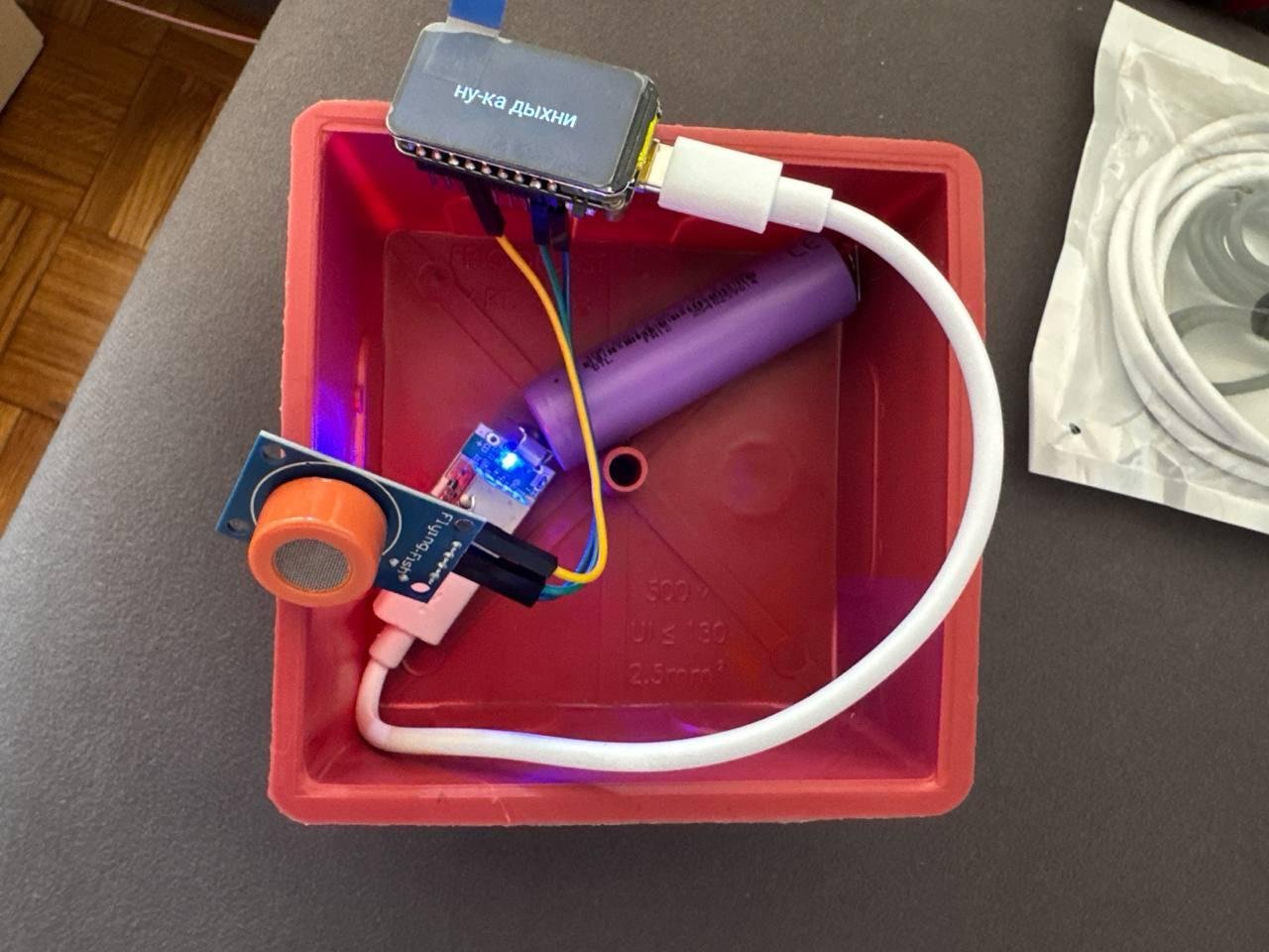 Я хотел собирать так, чтобы аккум был без своего корпуса, но Ростислав нашёл вариант получше — приклеить аккумы снаружи